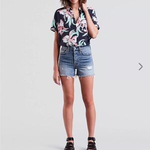 LEVI’S WOMEN'S DENIM SHORTS SIZE 28 WEDGIE FIT NWT